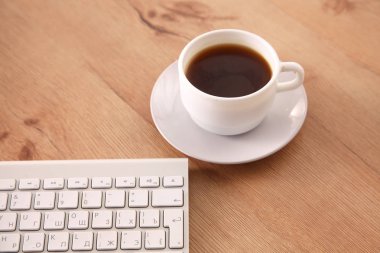 Ofis Masaları boş not defteri ve dizüstü bilgisayar ile