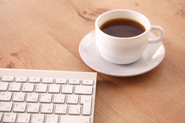 Ofis Masaları boş not defteri ve dizüstü bilgisayar ile