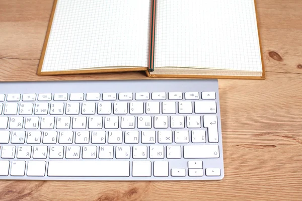 Werkplek met laptop laptop comfortabele werk tabel in office ramen en uitzicht op de stad — Stockfoto