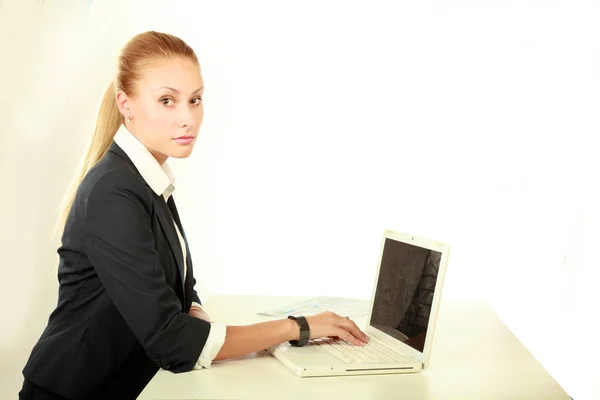 De vrouw achter het Bureau in het kantoor — Stockfoto