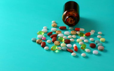 Tıbbi ilaçlar ve bir şişe masanın üstüne yalan. Tıp kavramı