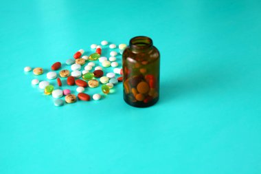 Tıbbi ilaçlar ve bir şişe masanın üstüne yalan. Tıp kavramı