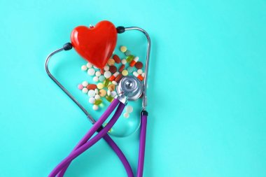 Tıbbi ilaçlar ve bir şişe masanın üstüne yalan. Tıp kavramı