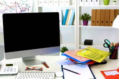 Ofis Masaları boş not defteri ve dizüstü bilgisayar ile