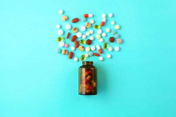 Píldoras médicas y un frasco yacen sobre la mesa. Concepto médico —  Fotos de Stock
