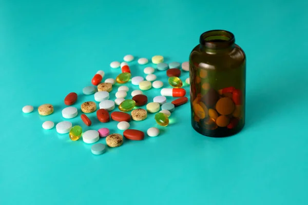 Medical pills and a bottle lie on the table. Medical concept — Stock Photo, Image