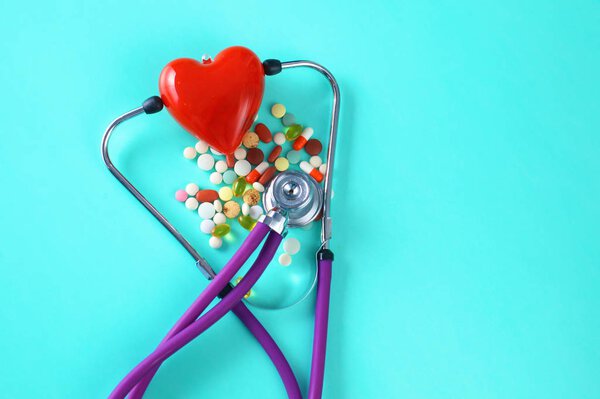 Медицинские таблетки и бутылка лежат на столе. Медицинская концепция
