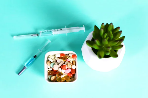 Pastillas, tabletas y cápsulas medicinales sobre la mesa —  Fotos de Stock