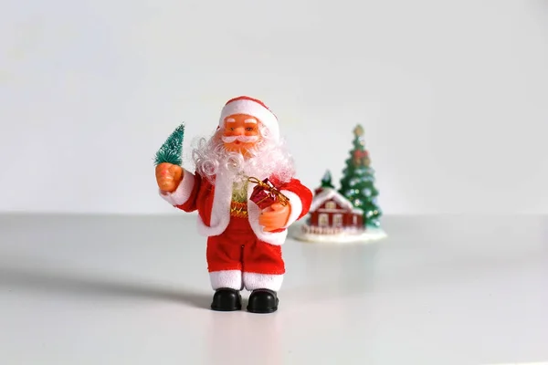 Happy Santa Claus Doll on Christmas time.colorful bokeh background — Stock Photo, Image