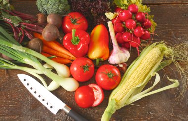 bir tabloda, seçici odak bir tabak içinde taze sebze salatası