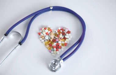 stetoskop, şırınga ve tablet bir masaya bir tabak