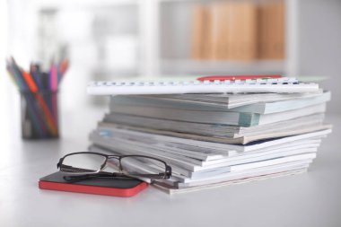 Ofis Masaları boş not defteri ve dizüstü bilgisayar ile