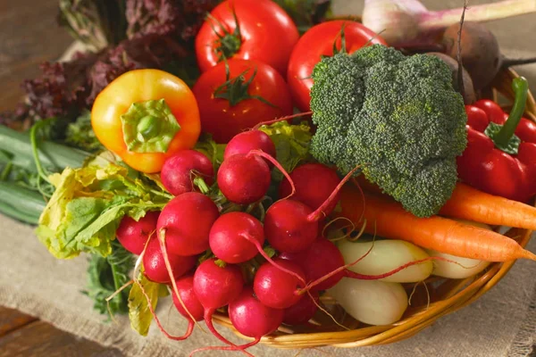 La ensalada de hortalizas frescas en el plato a la mesa, el foco selectivo — Foto de Stock