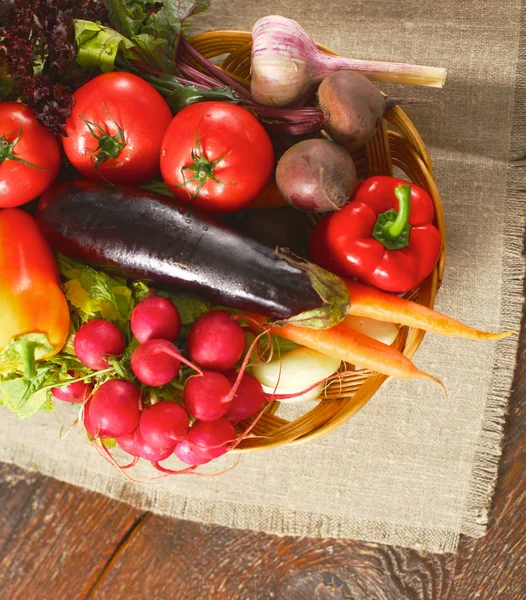 从板在桌子上，选择性聚焦在新鲜蔬菜沙拉 — 图库照片