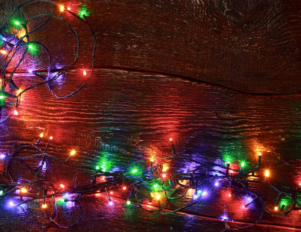 Рождественская композиция с подарочной коробкой и декорациями — стоковое фото