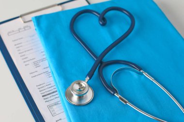 Stetoskop tıbbi üniforma ile bir tabloda