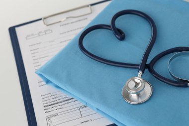 Stetoskop tıbbi üniforma ile bir tabloda