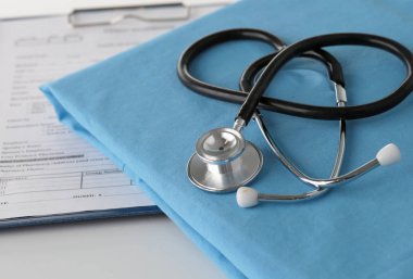 Stetoskop tıbbi üniforma ile bir tabloda