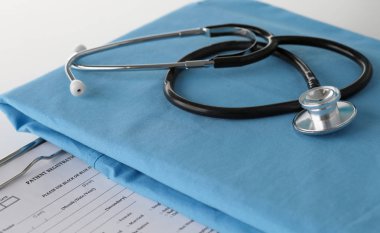 Stetoskop tıbbi üniforma ile bir tabloda