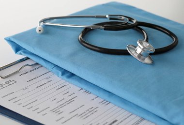 Stetoskop tıbbi üniforma ile bir tabloda