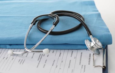 Stetoskop tıbbi üniforma ile bir tabloda