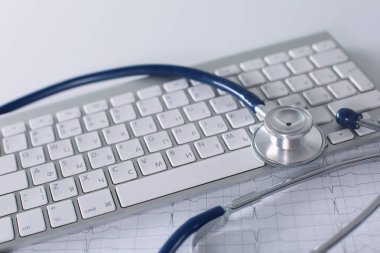 pc klavye stetoskop ile kapatın. Sağlık kavramı