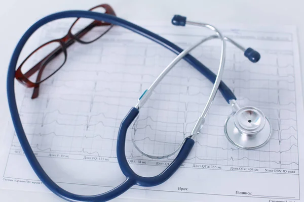 DOCTER pracoviště s grafem kardiogram fonendoskop s detailním lékařský stůl, srdce záznamu — Stock fotografie