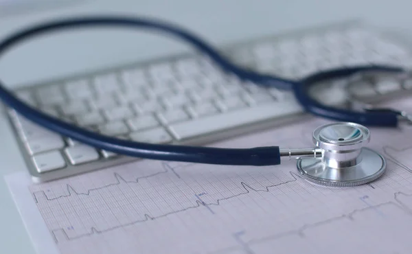 Detailní záběr stetoskop na pc klávesnici. koncepce zdravotnictví — Stock fotografie