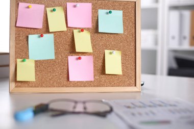 Ofis Masaları boş not defteri ve dizüstü bilgisayar ile