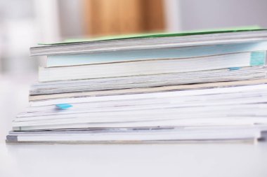 Ofis Masaları boş not defteri ve dizüstü bilgisayar ile