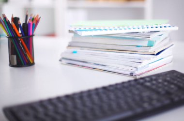 Ofis Masaları boş not defteri ve dizüstü bilgisayar ile