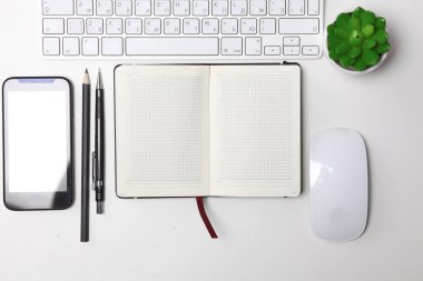 Ofis Masaları boş not defteri ve dizüstü bilgisayar ile