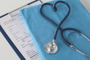 Stetoskop tıbbi üniforma ile bir tabloda