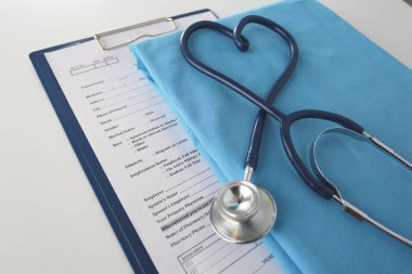 Stetoskop tıbbi üniforma ile bir tabloda