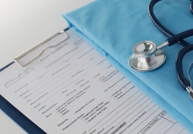 Stetoskop tıbbi üniforma ile bir tabloda