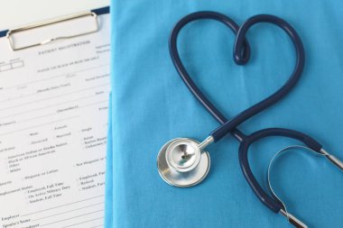 Stetoskop tıbbi üniforma ile bir tabloda