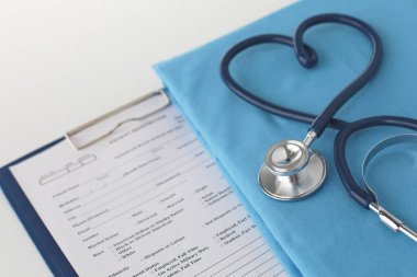 Stetoskop tıbbi üniforma ile bir tabloda