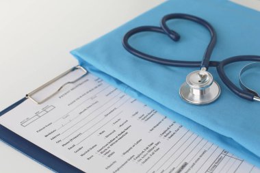 Stetoskop tıbbi üniforma ile bir tabloda