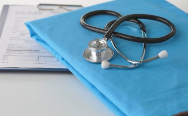 Stetoskop tıbbi üniforma ile bir tabloda