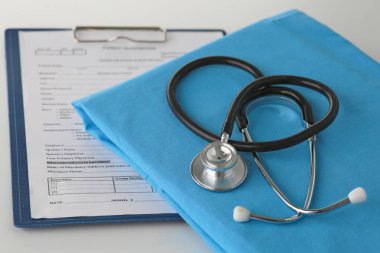 Stetoskop tıbbi üniforma ile bir tabloda