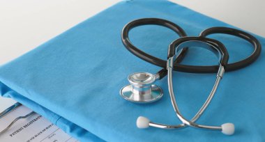 Stetoskop tıbbi üniforma ile bir tabloda