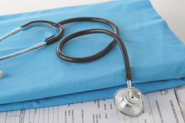 Stetoskop tıbbi üniforma ile bir tabloda