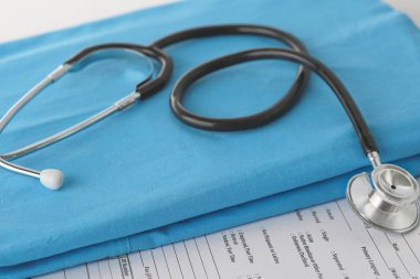 Stetoskop tıbbi üniforma ile bir tabloda