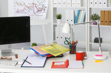 Ofis Masaları boş not defteri ve dizüstü bilgisayar ile