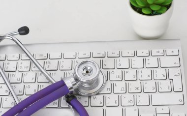 pc klavye stetoskop ile kapatın. Sağlık kavramı