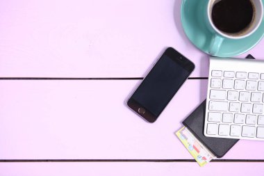 Kahve fincanı, klavye ile smartphone modern çalışma alanı alanı pembe renkli arka plan üzerinde kopyalayın. Üstten Görünüm. Düz yatıyordu stili