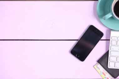 Kahve fincanı, klavye ile smartphone modern çalışma alanı alanı pembe renkli arka plan üzerinde kopyalayın. Üstten Görünüm. Düz yatıyordu stili