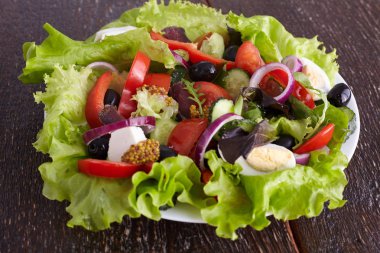 bir tabloda, seçici odak bir tabak içinde taze sebze salatası