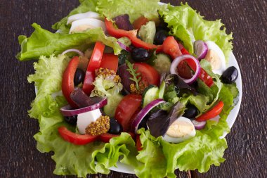 bir tabloda, seçici odak bir tabak içinde taze sebze salatası