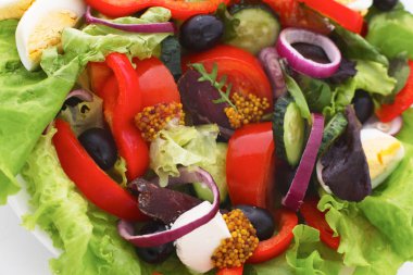 bir tabloda, seçici odak bir tabak içinde taze sebze salatası